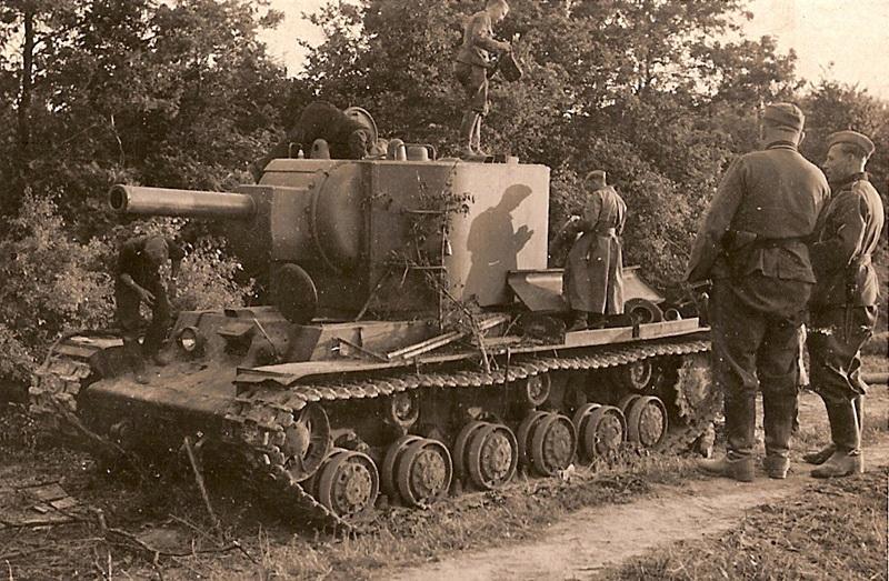 Танки кв немецкие. Кв 2 1941. Кв-2 танк РККА. Кв 2 на фронте. Танк кв-2 с башней МТ-1.